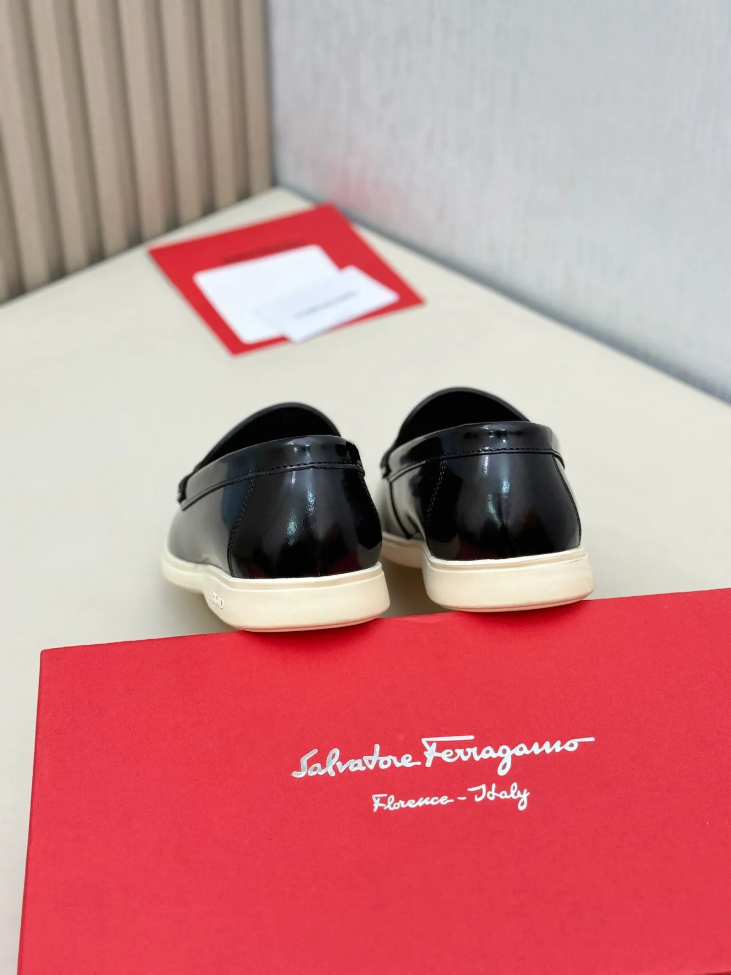 [Ferragamo] P: 580💰 Number of yards: 38~44 (45 orders are non-returnable) Ferragam's new men's driving shoes, the fabric is made of imported cowhide, with visible texture, heavy industrial stitching, dyed calfskin inside, standard logo cowhide feet, big-name experience, soft and comfortable on the feet, a men's favorite, special non-slip and wear-resistant rubber soles, easy to handle various occasions, with original box packaging!